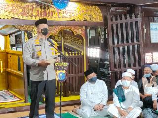 Khotmil Quran Di Masjid Jamik Air Tiris, Kapolda Riau Sholat Subuh Bersama Jamaah