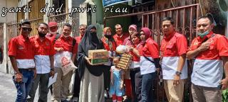 Pengurus DPD PWRI Riau Bagi Sembako Sambut Ramadhan 1442 Hijriah